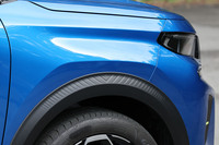 ダブルシェブロンのモチーフは、ブラックのホイールアーチにも採用されている。フロントフェンダーとリアフェンダーに直線基調のふくらみを持たせ、SUVらしい力強さを表現したという。