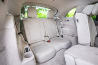 「EQS450 4MATIC SUV」の3列目シート。左右それぞれにヒーターやUSBポート(Type-C)、ドリンクホルダーが設置される。3列目シートへは、2列目シートを電動でスライドさせて乗り込むようになっている。