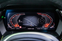 マルチディスプレイメーターパネルは10.25インチサイズ。最新のBMW車でおなじみとなった運転席と中央の2枚の液晶パネルを一体化した「カーブドディスプレイ」は採用されていない。写真は「コンフォート」モード選択時のもの。