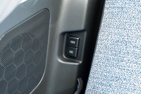 新型「スペーシア」ではコネクティビティーも大幅に改善。USBポートはダッシュボードに2個、後席の右側に2個の、全4個が設けられている。