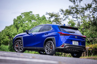 今回の試乗車両は、“Fスポーツ”専用の「ヒートブルーコントラストレイヤリング」と呼ばれる16万5000円の有償外装色をまとっていた。これを含め“Fスポーツ”では、全11種類からボディーカラーを選択できる。