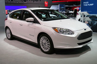 こちらは「フォード・フォーカス エレクトリック」。バッテリー容量は33.5kWhで、一充電走行可能距離はEPA計測で115マイル(約185km)とのこと。