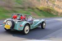 東名高速道路を東京から御殿場方面へ向かう「セブン スプリント」。高速道路でもドアとウインドウシールドを立てておけば、風の巻き込みを防ぐことができる。