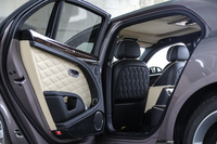 ドアのトリムや前席シートのバックレスト(後席側)もキルトデザインで統一されている。ドアポット左右に灰皿用のホルダーを装備する。