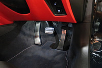 輸入車のなかには、左ハンドルから右ハンドルへのつくり変えによって、運転姿勢がおかしくなったり、ブレーキフィールが変わってしまったり……というものがいまだに見受けられるが、C8ではそういった点がまったく見受けられなかった。お見事!