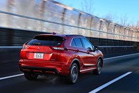 オプションの電動パノラマサンルーフなどを備えた試乗車の車両重量は1980kgに達していた。前後重量配分は1070kg:910kg(≒54:46)。