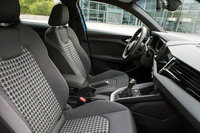 シートには、クロス地のベーシックなものから本革と合皮のスポーツシートまで、さまざまな仕様を用意。テスト車には、一部にダービー柄を用いたノヴムクロスのスポーツシートが装備されていた。