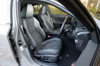 スポーツシートの表皮は「ウルトラスエード」と合成皮革の組み合わせ。前席には電動調整機構やポジションメモリー機能(運転席のみ)、ベンチレーション機能などが装備される。