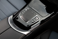 インフォテインメントシステムやドライブモードセレクターのスイッチ類が配されたセンターコンソール。こうしたインターフェイスは、基本的にエンジン車のメルセデス・ベンツと共通である。