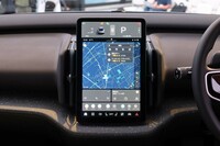 センターモニターは12.3インチの縦型タイプ。表示内容が機能的に区分けされている。