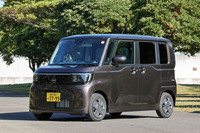 最高出力52PSの0.66リッター直3自然吸気エンジンを搭載する「ルークスX」。ドライブモードを「POWER(パワー)」に設定しておけば、キツい上り坂でもアクセルを軽く踏んだだけで平然と進んでいくパフォーマンスが確認できた。