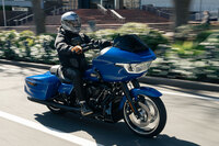 新しいフェアリングを含め、2024年モデルの「ストリートグライド/ロードグライド」は、一足早く2023年に登場した「CVOストリートグライド/CVOロードグライド」から主要コンポーネントを踏襲。そこに排気量1923ccのエンジンを搭載したモデルとなっている。