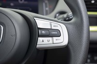 先進運転支援システム「ホンダセンシング」は、新型「フィット」全車に搭載されている。その操作スイッチはステアリングホイールのスポーク部に配される。