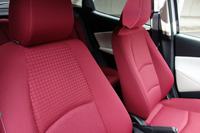 シートの表皮には千鳥格子の模様が織り込まれている。この色合いや風合いを実現するため、担当者は1年にもわたってサプライヤーと折衝したという。