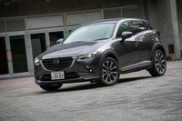 新デザインのフロントグリルが目を引くエクステリア。リアコンビランプの意匠も変更されているほか、上級グレードではボディー下部にメッキガーニッシュが追加された。