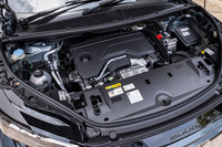 新開発の1.2リッター直3ガソリンターボエンジンと、電動モーターを内蔵した6段デュアルクラッチ式トランスミッションを組み合わせた、48Vマイルドハイブリッドシステムを搭載。システム最高出力は145PSと発表されている。