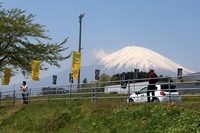 青空に映える富士山と黄色いルノーののぼり旗。2018年の「ルノー・スポール・ジャンボリー」は、見事な晴天の下で開催された。
