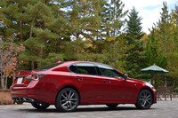 「レクサスGS」の「200t」(2リッター直4ターボ搭載車)は、2016年9月にデビュー。パワーユニット別には、このほか3.5リッターV6+モーターの「450h」、3リッターV6の「350」、2.5リッター直4+モーターの「300h」がラインナップされる。