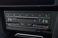 エアコンの操作は、従来型のダイヤルスイッチ式からタッチ式コントロールパネルに変更された。「パサート」などに採用されているものと基本デザインは同じとなる。