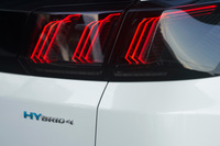 プジョーがコンパクトSUV「3008」の改良モデルを発売 プラグインハイブリッド車を新設定の画像