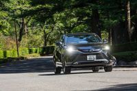 一部改良の主眼は先進運転支援システムの強化。緊急被害軽減ブレーキの機能強化などが図られているが、前走車や急カーブなどに合わせて自然に緩やかなブレーキをかけてくれる「プロアクティブドライビングアシスト」の追加が大きい(全車に標準装備)。