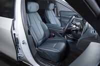 シート表皮は非動物由来の合成皮革「Inteluxe」が標準。試乗車のフルレザーシートは有償オプションで、レーザーエッチングを用いたバックライト「KOMOREBI」とのセットで用意される。