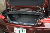 235リッターのトランクルーム容量は、ルーフオープン時でも変わらない。