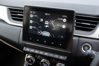 運転支援システムは純ガソリン車でも充実していたが、「E-TECHハイブリッド」では自車の後側方を警戒する「リアクロストラフィックアラート」も追加される。