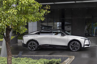2024年12月に発表、2025年の後半に欧州でデリバリーが開始された「DS N°8」。フランスでは仏大統領専用車にも採用されている、DSオートモビルの最上級モデルだ。