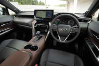 インテリアについては、上質感や包まれ感、車内全体の一体感などを重視して、各部の造形やサーフェイスなどを決定。デザインコンシャスなモデルだけに、内装色や表皮の種類も複数用意される。