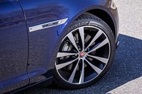 試乗車は、グロスブラックダイヤモンドターンドフィニッシュの20インチ5スプリットスポーク“スタイル5045”ホイールに、前245/40ZR20、後ろ275/35ZR20サイズの「ダンロップSP SPORT MAXX GT」タイヤを装着していた。