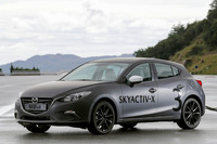 現行「アクセラ」をベースにした試験車。