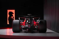 「アウディR26コンセプト」のリアビュー。フロントやサイドからの印象とは異なり、後方からは「アウディレッド」が最も目に留まる。