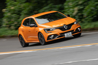 本国仕様にはより硬派な「カップシャシー」も用意されているが、日本に導入されるのは、まずは乗り心地がやわらかめの「スポールシャシー」からとなる。