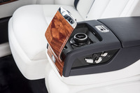 アームレストの前端にはインフォテインメントシステムなどを操作するロータリーコントローラーが隠されている。その側面にあるのはシートの調整スイッチ。