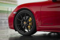 両モデルとも、前235/35ZR20、後ろ265/35ZR20サイズのタイヤを標準装備。ホイールは写真の「718スポーツホイール」のほか、「911ターボホイール」「カレラスポーツホイール」の3タイプが設定されている。