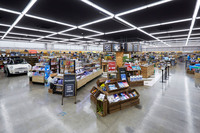 2階はドライブレコーダーをはじめ、フレグランスや、さまざまな用品を並べているが、棚をあえて低くして視界をよくして密室感を払拭(ふっしょく)するとともに、ゴムや化学製品の匂いもシャットアウトし、キャンプ用品を飾るなど女性でも楽しめるような作りにしている。