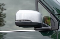 ドアミラーはシルバーでコーディネートされる。