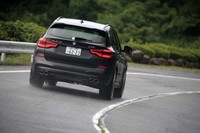 足まわりには電子制御式ショックアブソーバーを組み込んだスポーツサスペンションを採用。ハンドリングのよさと優れたダイナミクスが追求されている。