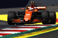 ホンダが待望の改良型“スペック3”エンジンを投入してきたマクラーレンは、初日のフリー走行でトップ10に顔を出すなどポジティブな感触を手にした。しかしフェルナンド・アロンソのパワーユニットに不具合が見つかり、アロンソはアゼルバイジャンまでの“スペック2”に戻して残りの週末を戦うことに。予選でアロンソ12位、ストフェル・バンドールン(写真)は13位。レースではトロロッソのダニール・クビアトのクラッシュに巻き込まれたアロンソが早々にリタイア。バンドールンは終始ポイント圏外を走り、1周遅れの12位完走。(Photo=McLaren)