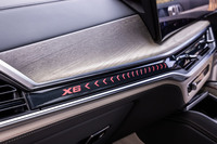 助手席の前には、「X6」のロゴが入ったイルミネーションが組み込まれている。発光色はアンビエントライトと連動しており、コントロールディスプレイ内の操作で任意に変更できる。
