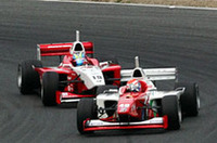 最終ラップの2コーナー、この次の第1ヘアピンでリチャード・ライアン(写真前)にブノワ(後)が仕掛けるが、接触。ライアンはリタイヤとなり、ブノワがトップでチェッカーを受けたが、結局このアクシデントで1周減算のペナルティを受けて7位に終わった。