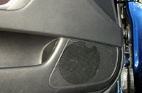 スピーカーの「K-ES01」。ウーファーは純正位置にきれいに収まる。