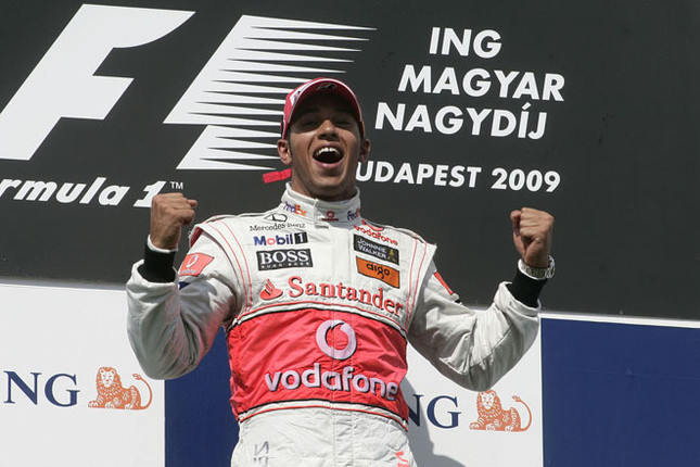 ルイス・ハミルトン、今季初優勝。過去9戦で9点しか獲得できず、しかも第4戦バーレーンGPから連続ノーポイントだったディフェンディングチャンピオンが、10戦目にしてようやく王者らしい戦いぶりを披露し、ライバルを圧倒した。「MP4-24」が不得意とする高速コーナーのないハンガロリンクでマクラーレンは息を吹き返し、前年のハンガリーGP勝者、ヘイキ・コバライネンも5位入賞を果たした。(写真=Mercedes Benz)