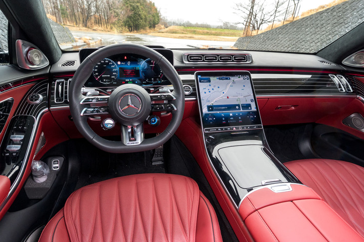 インテリアにはAMGモデルの専用装備として、ナッパレザーの「AMGパフォーマンスステアリング」や「AMGドライブコントロールスイッチ」「AMGスポーツペダル」「AMGロゴ入りイルミネーテッドステップカバー」などが採用される。