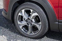 高輝度ダーク塗装を施した18インチホイール(写真)は、Cピラー部の「MAZDA」ロゴプレートとのセットオプション。
