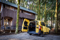 ボディーサイズは全長×全幅×全高=4490mm×1860mm×1810mm、ホイールベースは2715mm。ダブルバックドアは約90度の位置で一度ロックがかかり、ロックを外すと約180度まで開くようになっている。