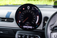 「GO-KART」「TIMELESS」「GREEN」という3つのドライブモードが用意される「MINIクーパー3ドアS」。写真は最もスポーティーなGO-KARTモードを選択したセンターディスプレイの様子。