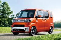 「タント」を超える“超トールワゴン”の「ウェイク」。正面や真後ろから見ると、タテヨコ比に違和感を覚えるほどに背高なクルマである。