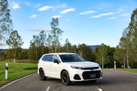 足まわりはフロントがストラットでリアがマルチリンク。入力に応じて減衰力を変化させる振幅感応式ダンパーを採用している。